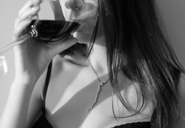 ワインを飲む女性