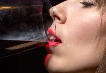 ワインを飲む女性の横顔