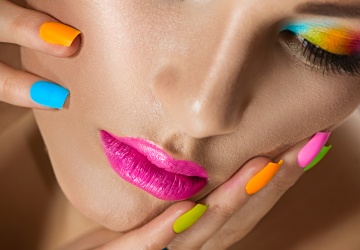 カラフルなネイルの女性