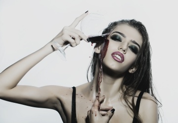 ワインを浴びる女性